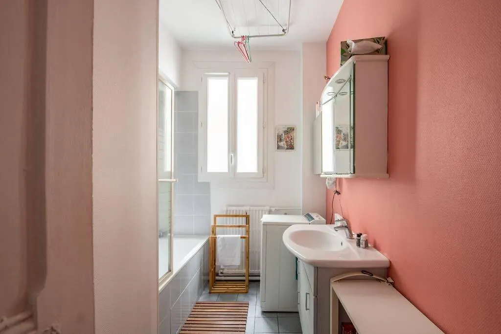 Family Apartment In Batignolles Neighborhood Paříž