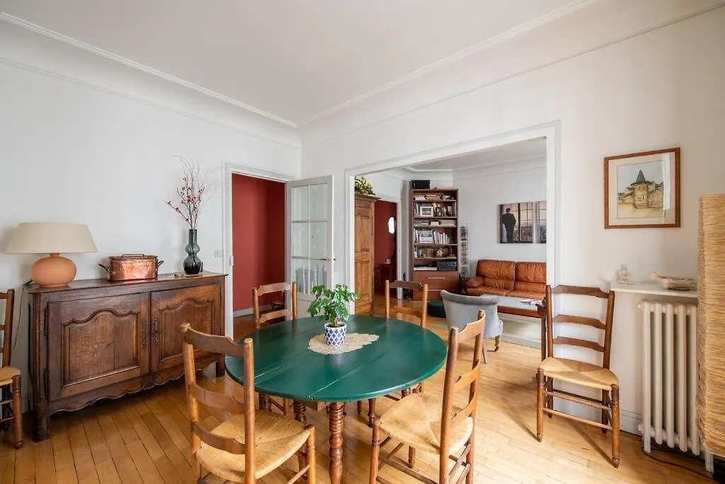 Family Apartment In Batignolles Neighborhood Paříž