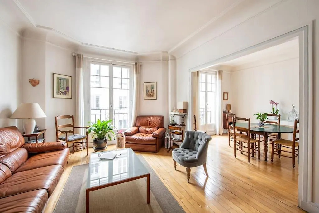 Family Apartment In Batignolles Neighborhood Paříž